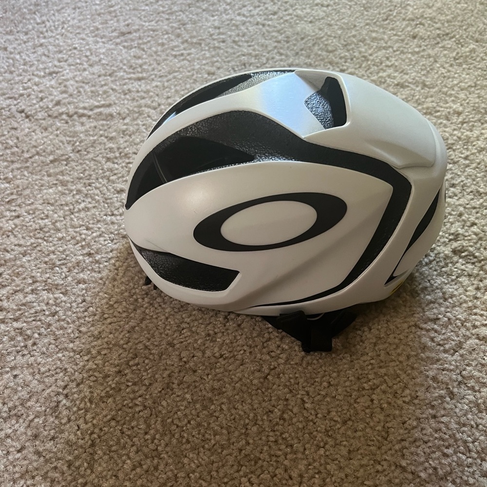 Oakley ARO5 helmet matte white, size medium